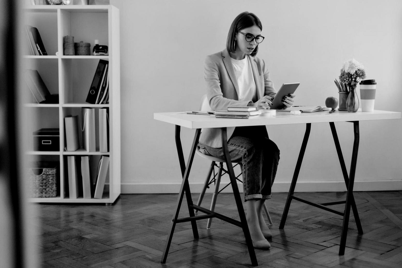 Equipo de análisis financiero trabajando en estrategias de inversión